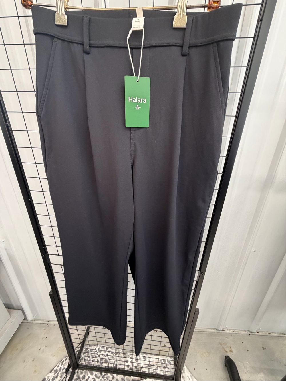 HALARA women’s Black Stretch Pull-On Trousers Medium petite NWT